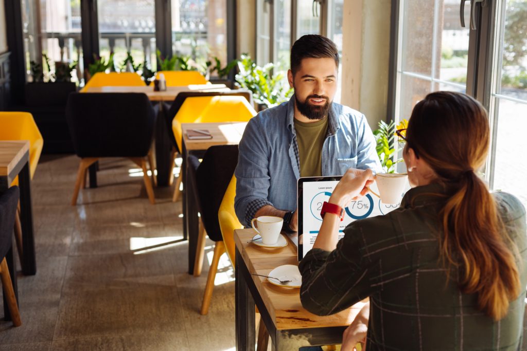 10 estrategias para atraer clientes a un restaurante en 2023