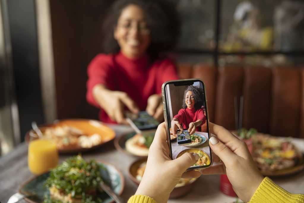 Influencers Gastronómicos: ¿Cómo plantear colaboraciones y estrategias?