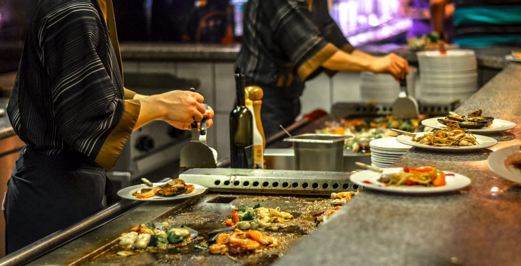 Seguridad en la manipulación de comidas y bebidas en un restaurante